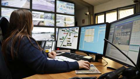 Frau kontrolliert die Überwachungskameras in Mailand