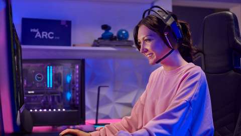Grafik-Lebensstil - weiblicher Spieler im Profil zu Hause vor einem Desktop-PC mit Intel Arc A750 Connected Asset