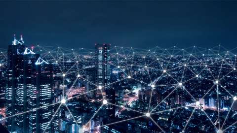 Digitales Netz über einer Stadt bei Nacht