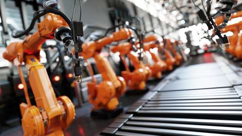 Roboterarm in einer Montagelinie
